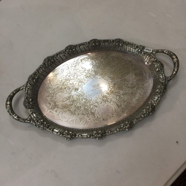 Bandeja en metal plateado