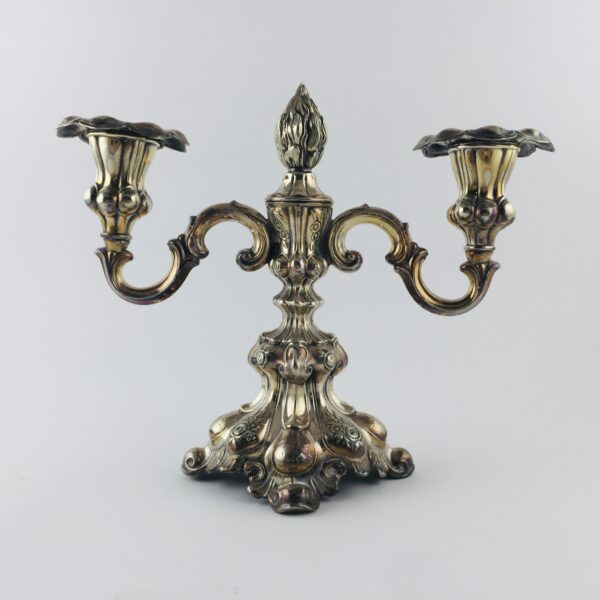 Par de candelabros en metal plateado
