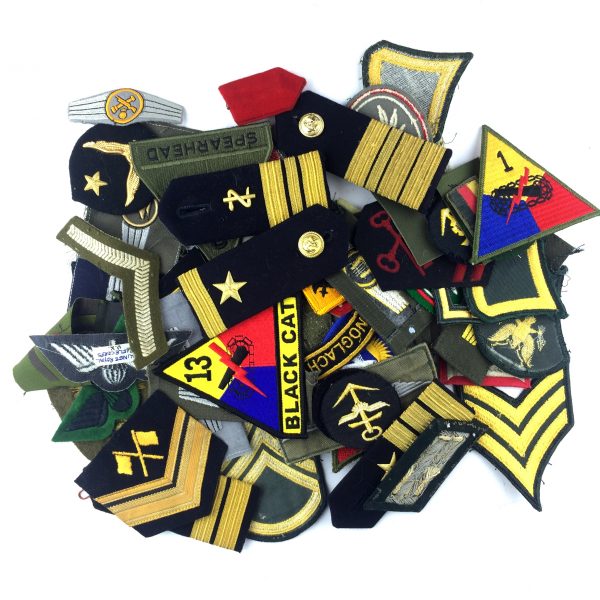 Parches y distintivos militares