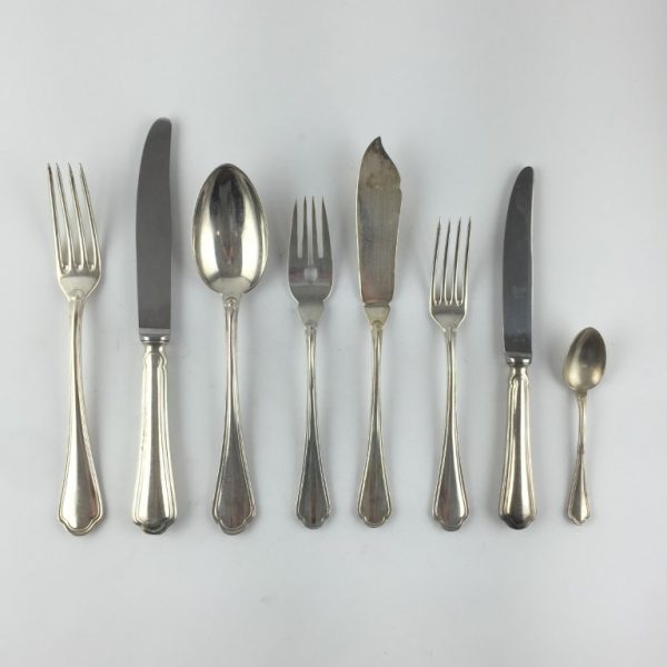 Juego de cubiertos en metal plateado