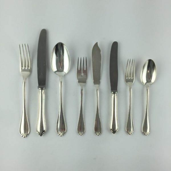 Juego de cubiertos en metal plateado
