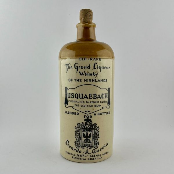 Dos botellas de whisky en gres