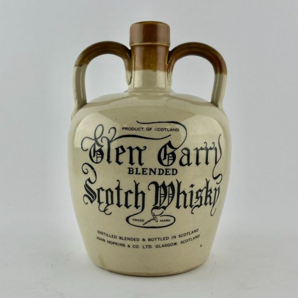 Tres botellas de whisky en gres
