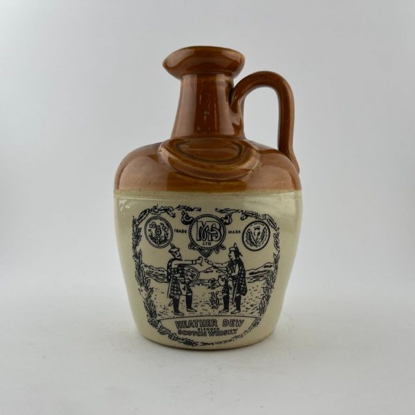 Tres botellas de whisky en gres