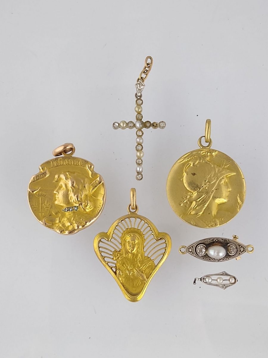 Seis piezas oro