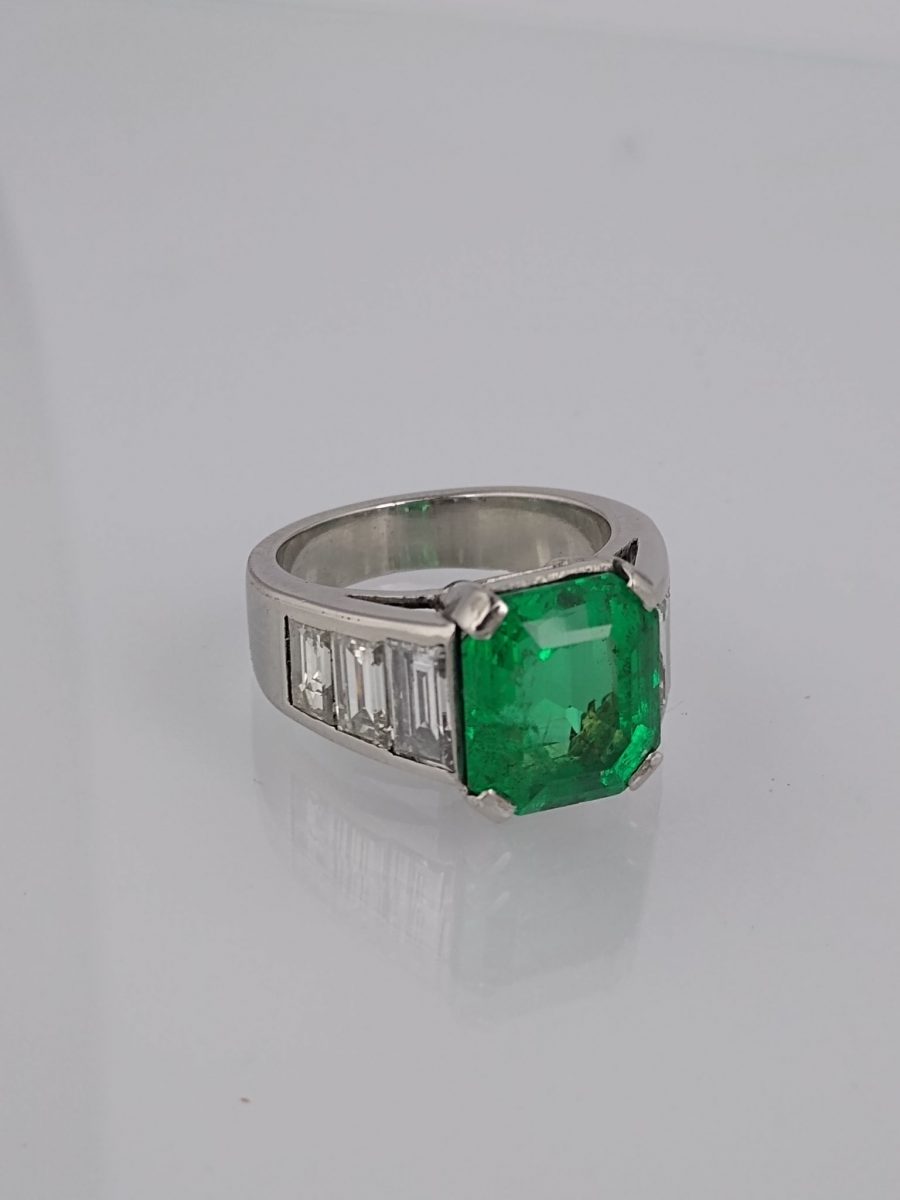 Anillo platino, esmerlada y diamantes