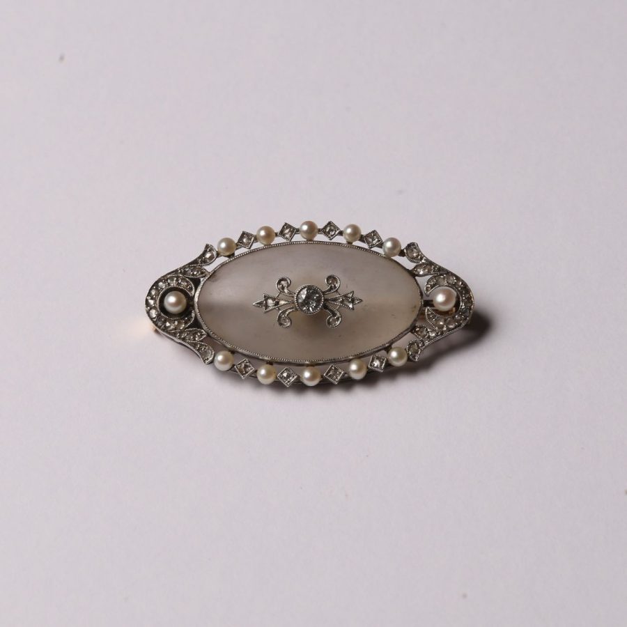 Prendedor oro 18 K, brillante, perlas y diamantes