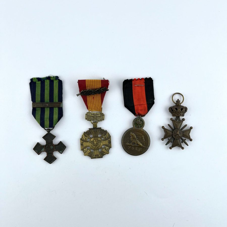 Cuatro medallas varias