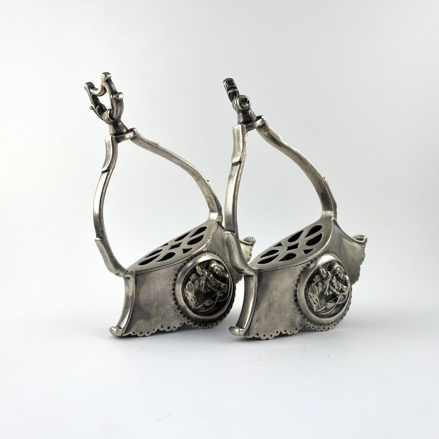 Par de estribos en metal plateado