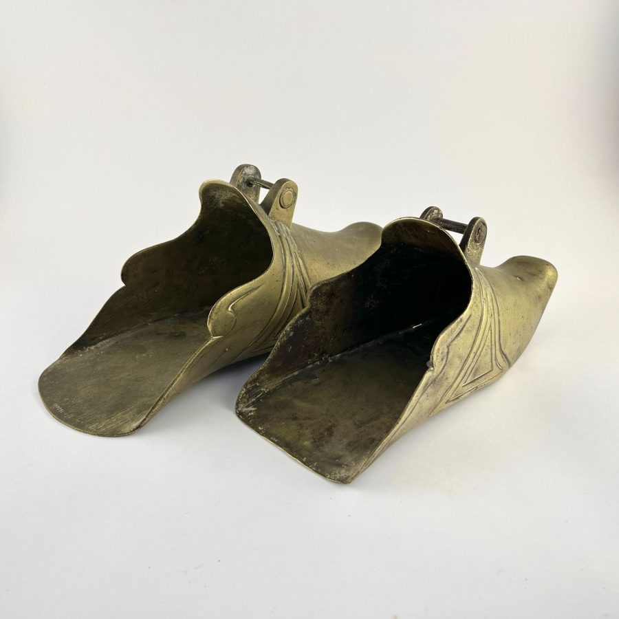 Dos estribos en bronce - Imagen 2