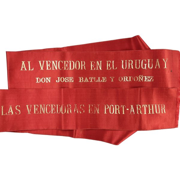 Banda en seda roja perteneciente a José Batlle y Ordóñez