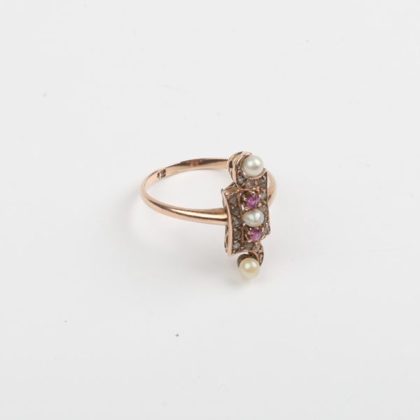 Anillo art decó, perlas, rubíes y diamantes
