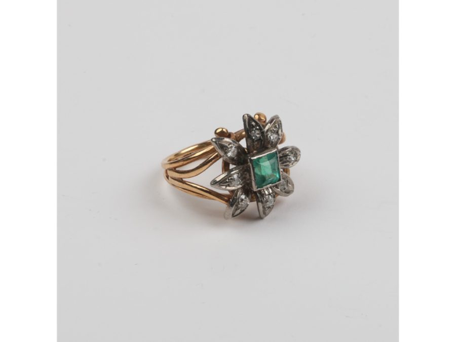 Anillo oro 18 K, esmerlada y brillantes