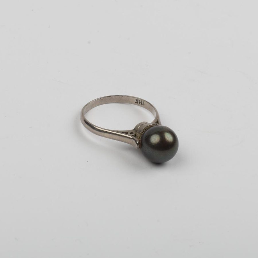 Anillo oro 18 K blanco y perla negra