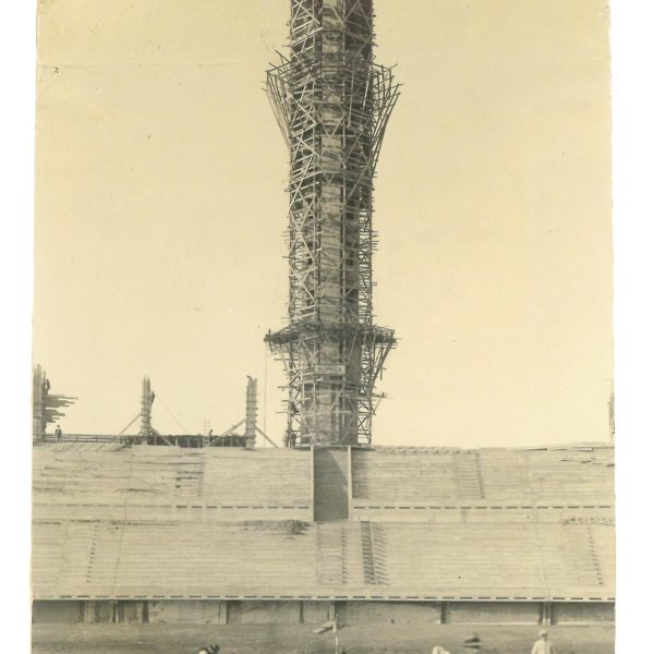 Fotografía en blanco y negro. Construcción del Estadio Centenario