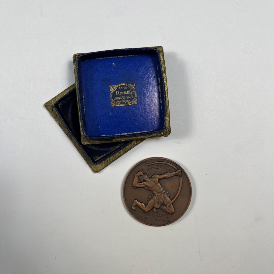 Medalla y pin solapero 1942 y 1954