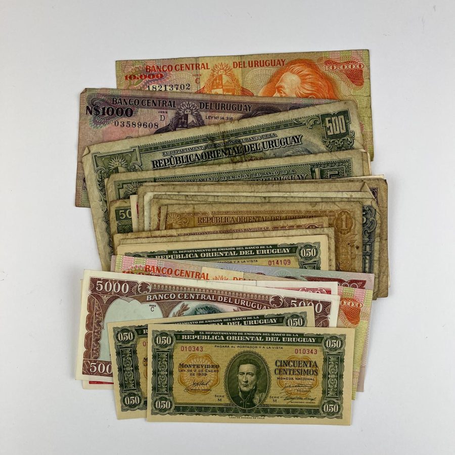 28 billetes Uruguay