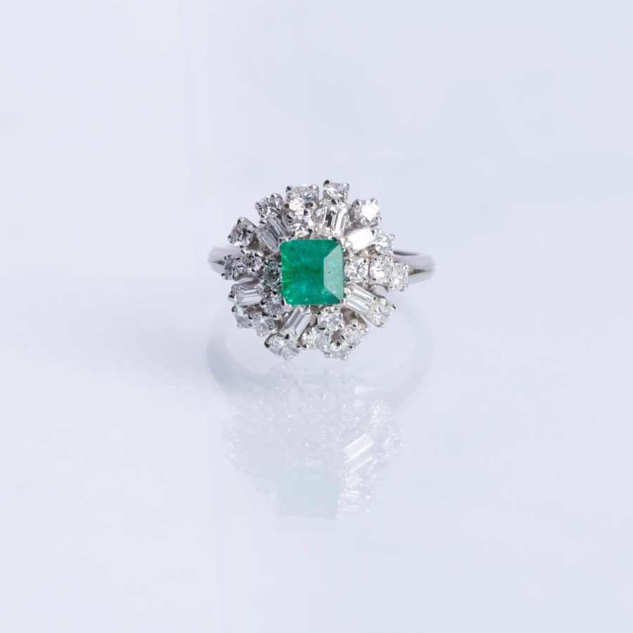 Anillo oro 18 K blanco, esmeralda y diamantes