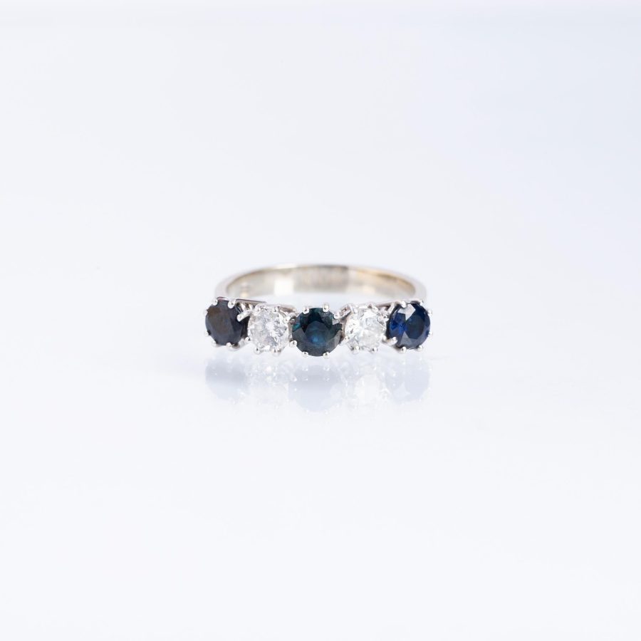 Anillo oro 18 K blanco, diamantes y zafiros