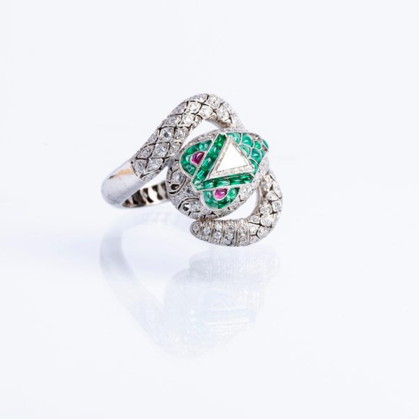 Anillo oro 18 K blanco, diamantes, esmeraldas y rubíes