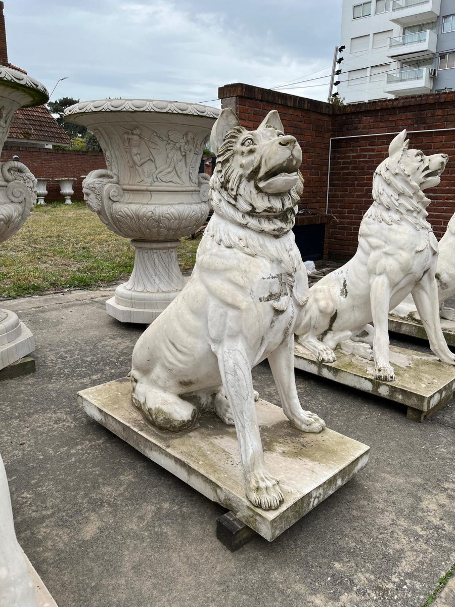 Escultura en mármol "Perros guardianes"