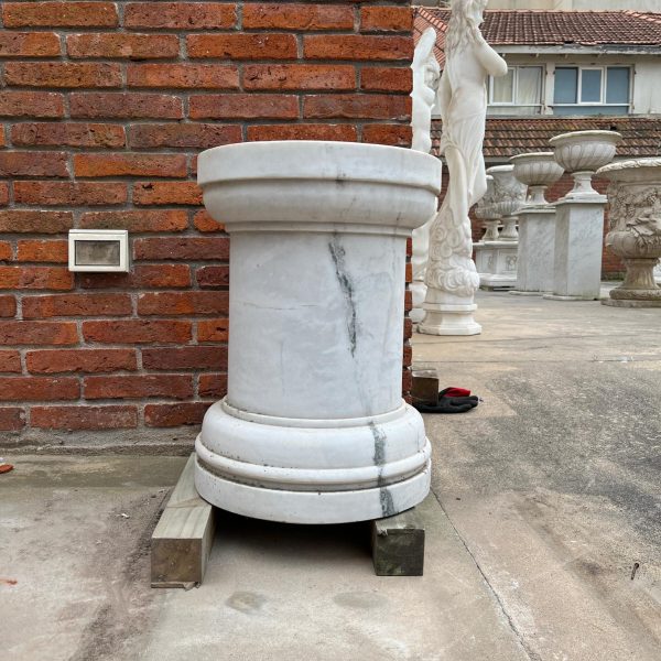 Pedestal en mármol
