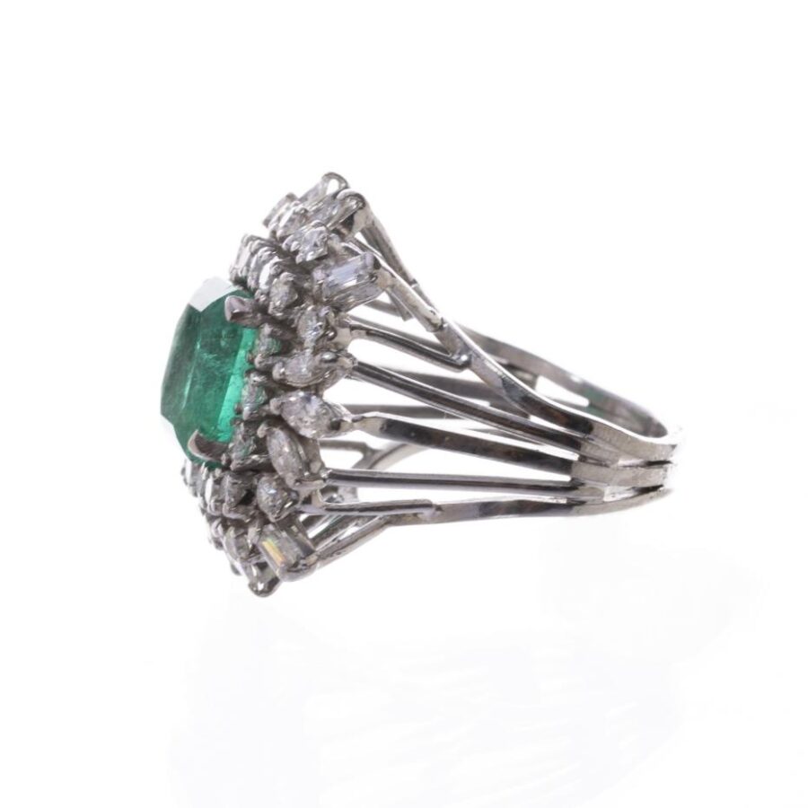 Anillo en oro 18 K con esmeralda, brillantes y diamantes - Imagen 2