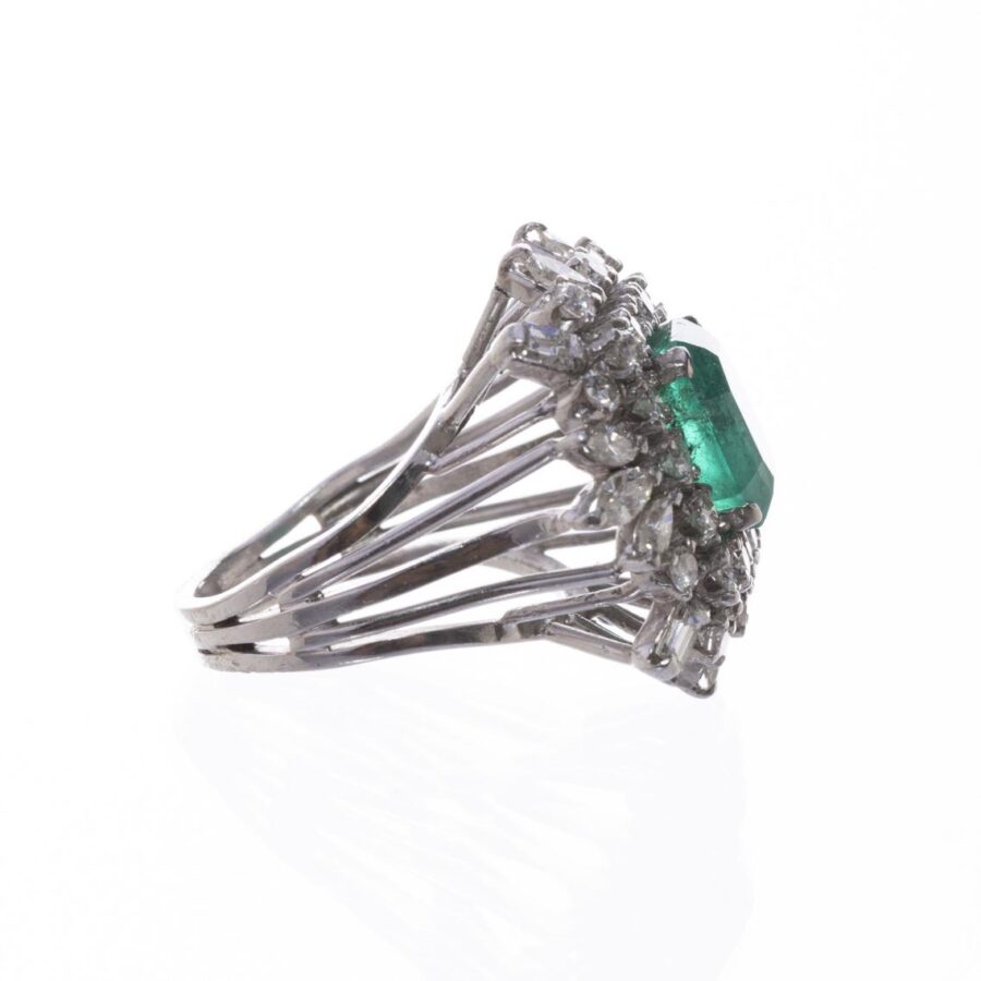 Anillo en oro 18 K con esmeralda, brillantes y diamantes - Imagen 3