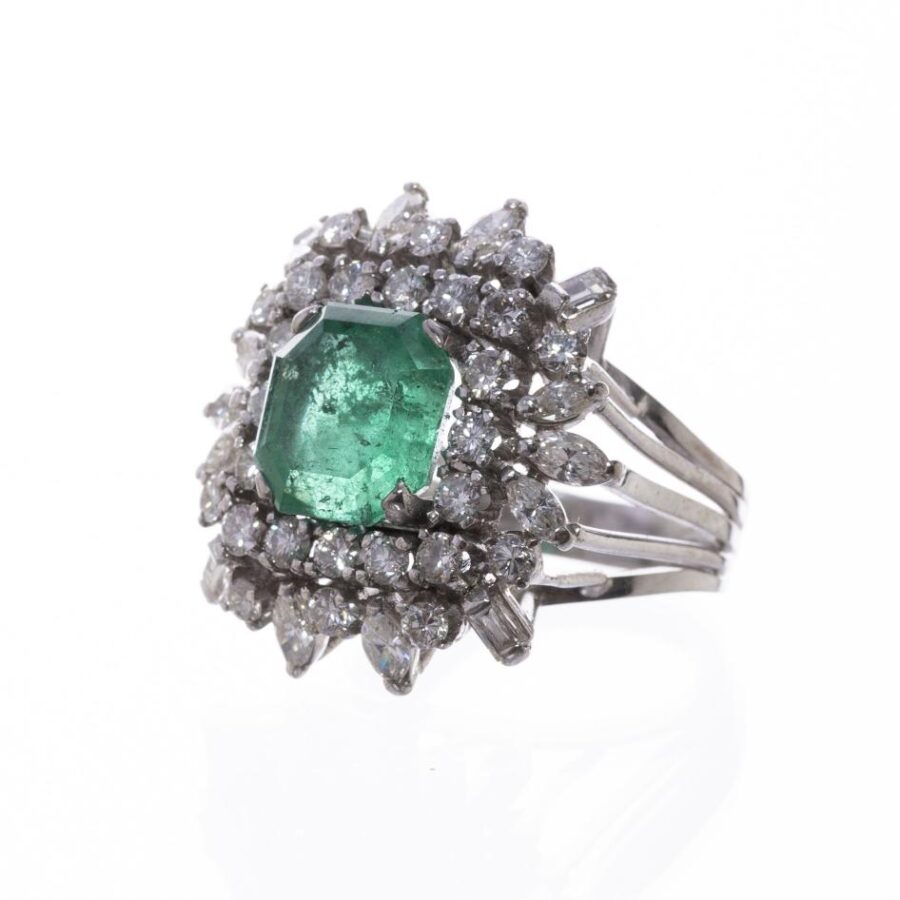 Anillo en oro 18 K con esmeralda, brillantes y diamantes - Imagen 4