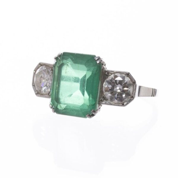 Anillo en oro 18 K con esmeralda y brillantes