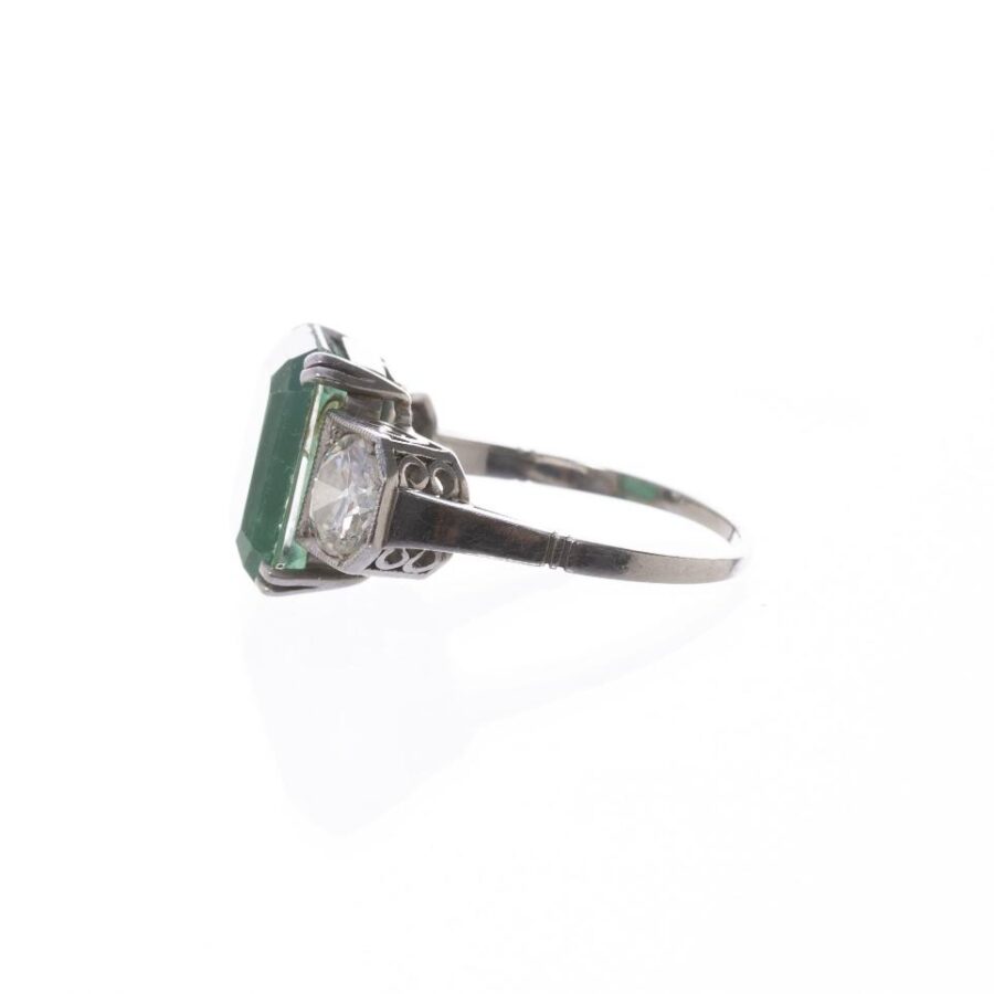 Anillo en oro 18 K con esmeralda y brillantes - Imagen 2
