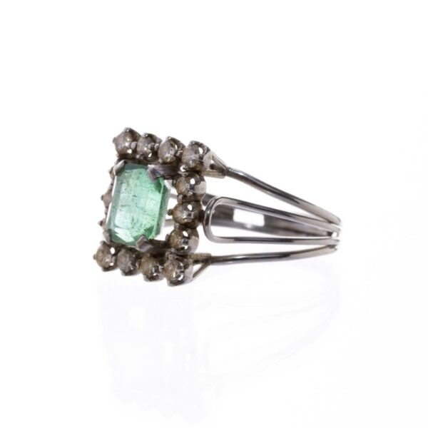 Anillo en oro 18 K con esmeralda y brillantes