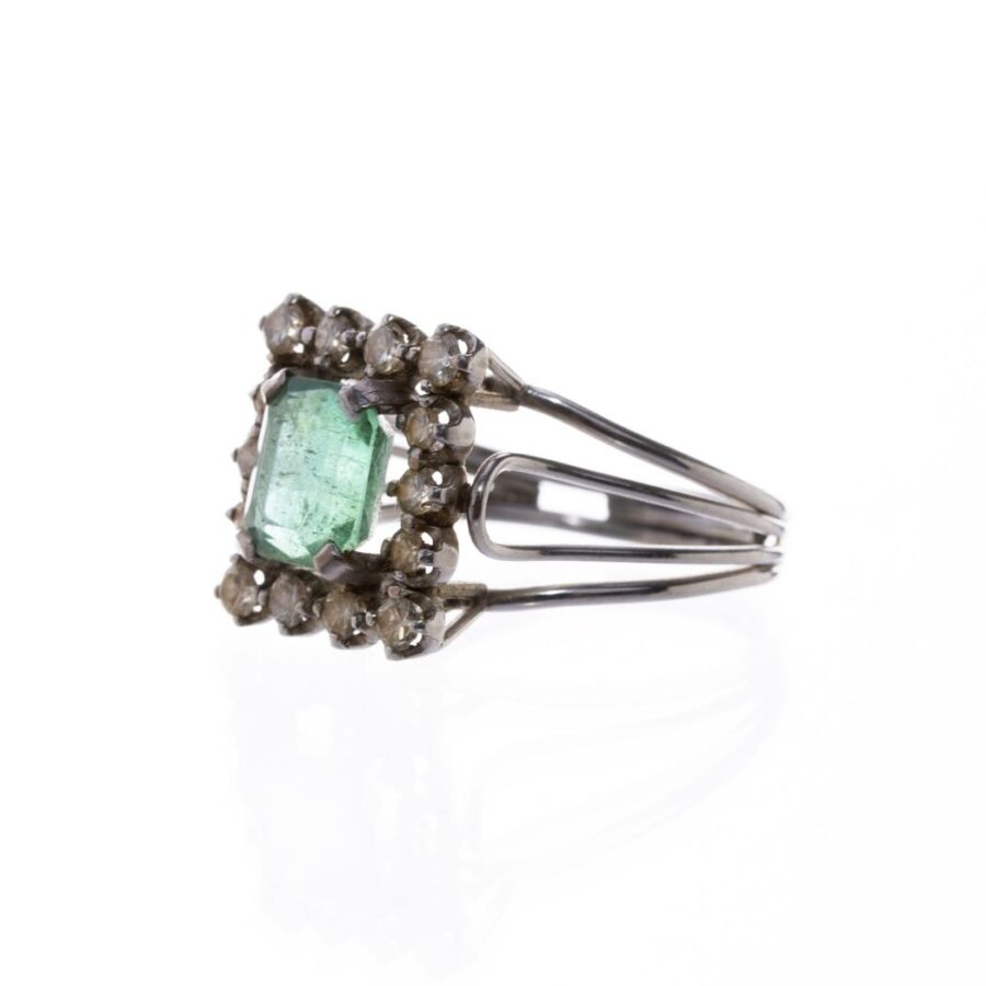 Anillo en oro 18 K con esmeralda y brillantes