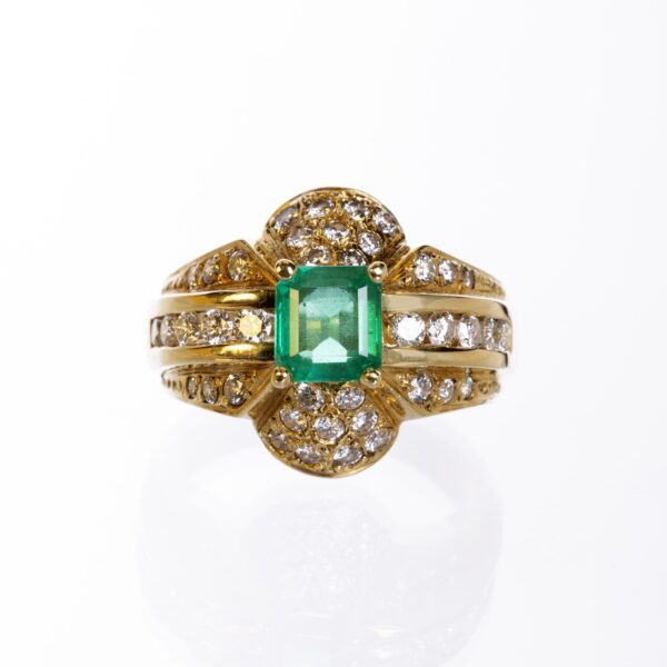 Anillo en oro 18 K con esmeralda y brillantes