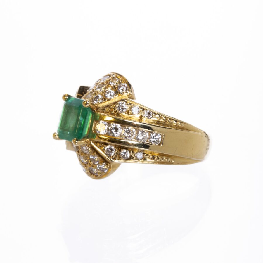 Anillo en oro 18 K con esmeralda y brillantes - Imagen 2