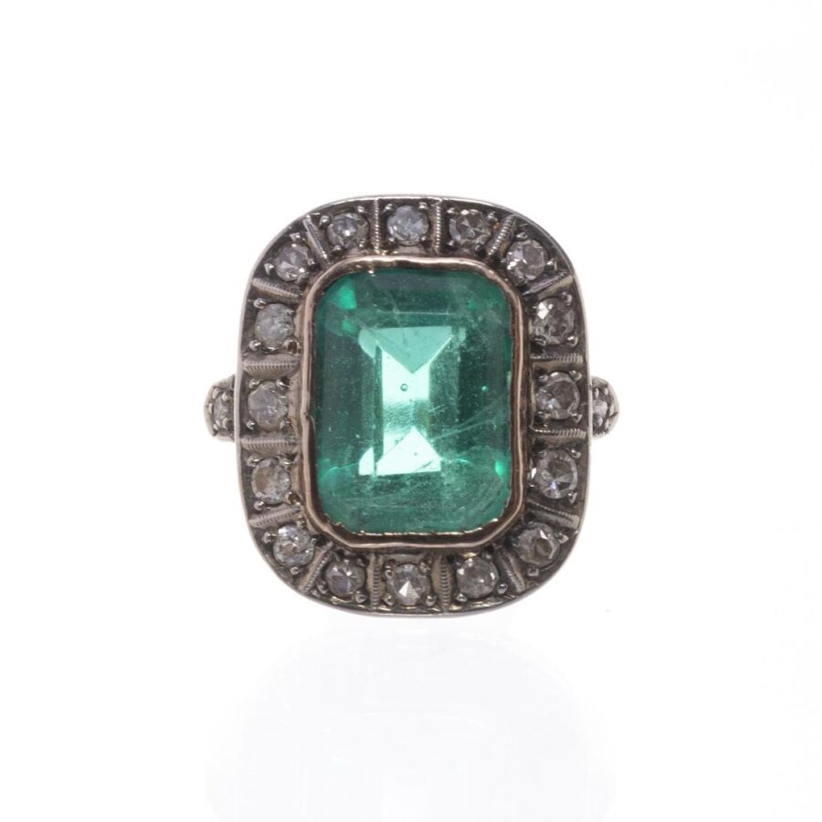 Anillo en oro 18 K con piedra color y brillantes