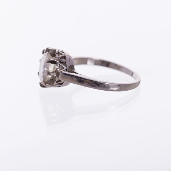 Anillo solitario en platino con brillante