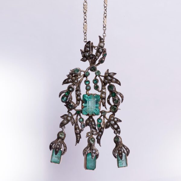 Colgante s. XVIII en plata con perlas y esmeraldas