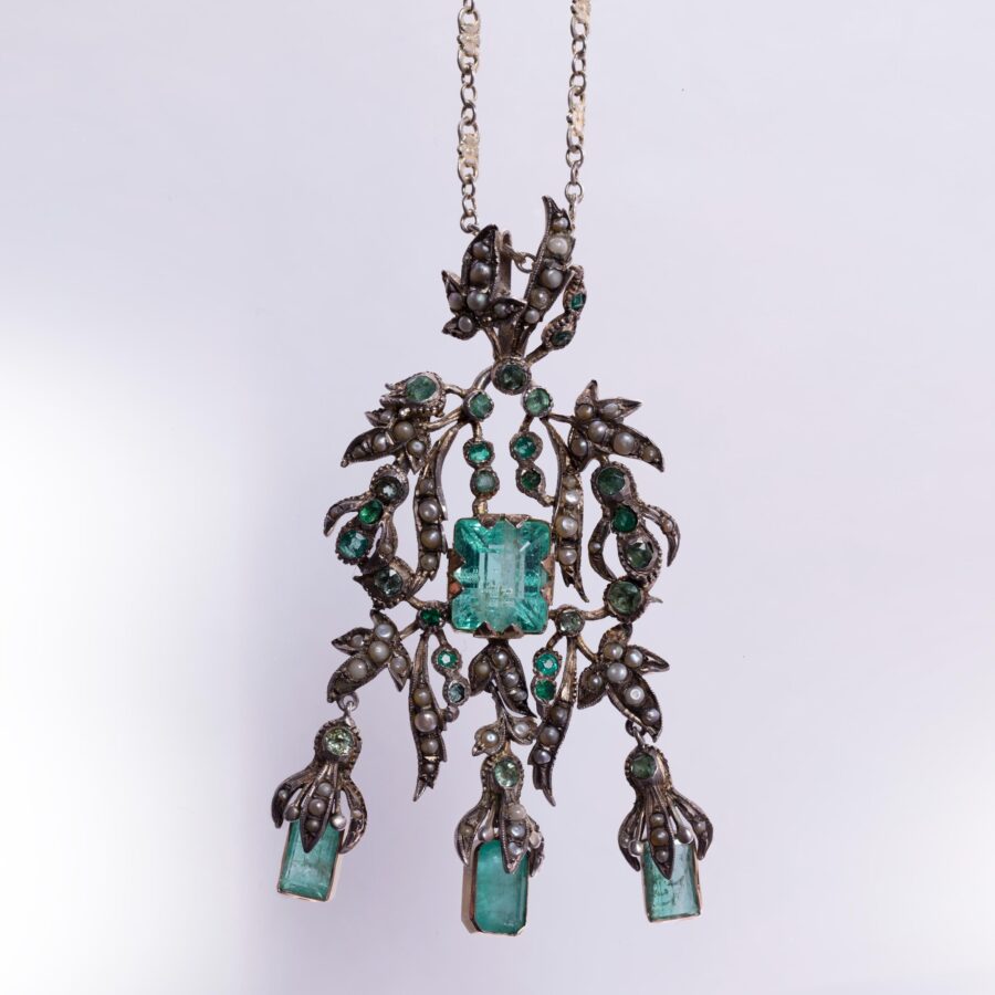 Colgante s. XVIII en plata con perlas y esmeraldas