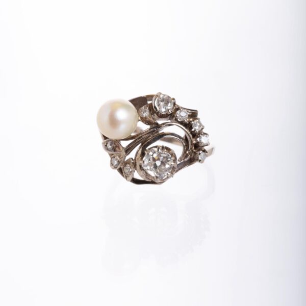 Anillo en oro 18 K con perla, diamantes y brillantes