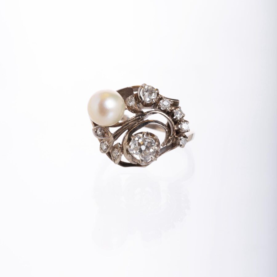 Anillo en oro 18 K con perla, diamantes y brillantes