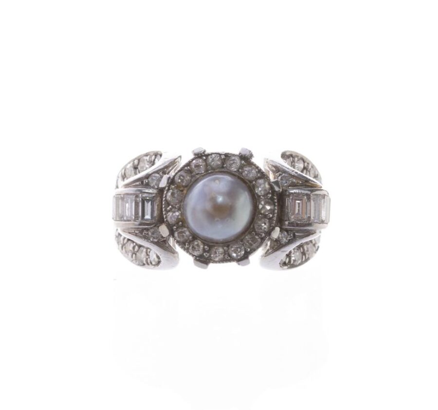 Anillo en platino con perla, diamantes y brillantes