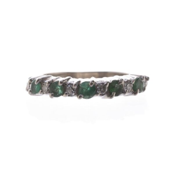 Anilloen or 18 K con brillantes y esmeraldas