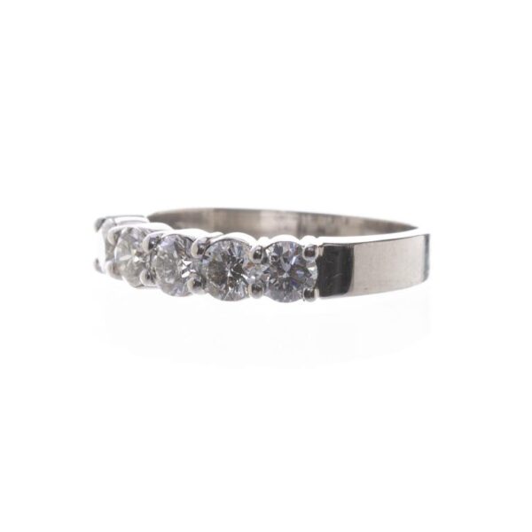 Anillo en platino con brillantes