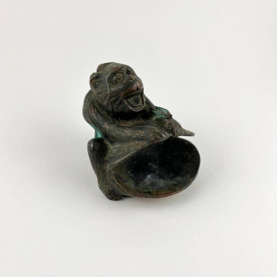 Escultura en cobre "Mono y almeja"